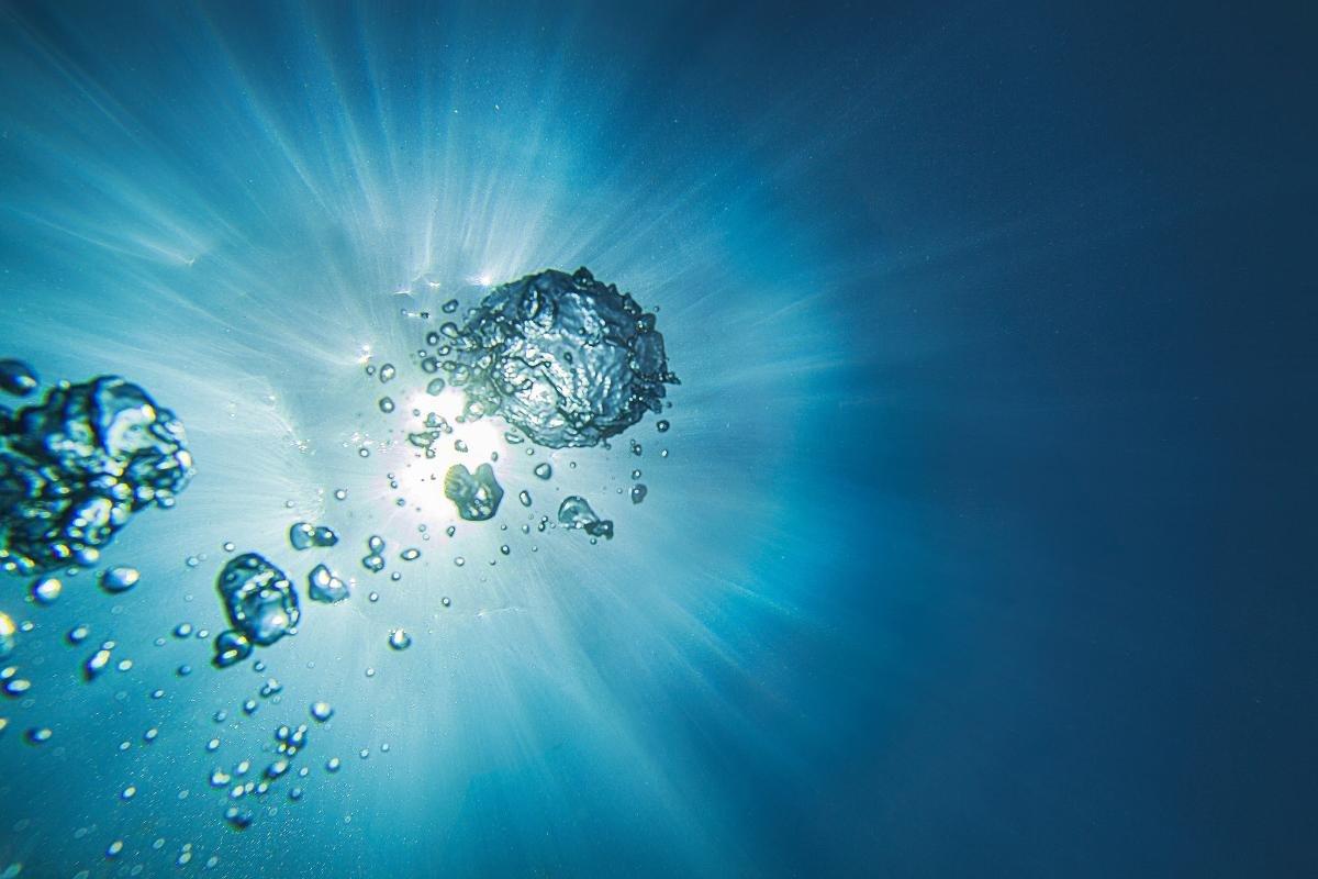 Water-Underwater-Sun-Beams-Bubbles-Blue-Texture (1)
